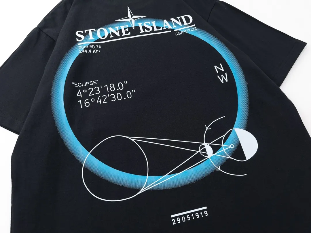 W611#P110💰 [Stone lsland/Stone Island summer new eclipse halo short-sleeved T-shirt] ⚠️[Original creation with high control of details] -The fabric is selected from 230g pure cotton combed cotton fabric, which is soft and comfortable to the touch, sweat-absorbent and breathable. -Simple basic and versatile style, original quality, the first choice for couples. -Made by a large factory, four needles and five threads on the shoulder, neat alignment, high quality workmanship. -Same style for men and women, very versatile One piece by hand, the details are clearly visible. Color: Black White Size: M L